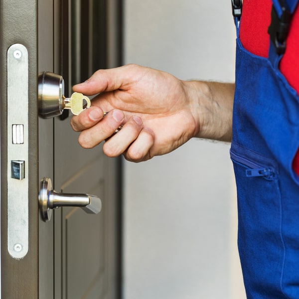 cerrajería residencial trabaja con cerraduras electrónicas para casas